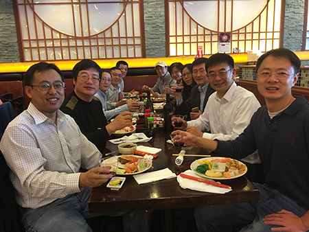 汪俊博士（右3）和专家们介绍EBET易博的最新海内大事记