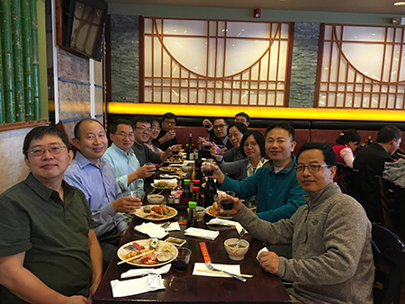 下届SAPA会长刘建博士（左），，，EBET易博新泽西客户总监王建锋博士（右5）等专家碰杯庆佳节