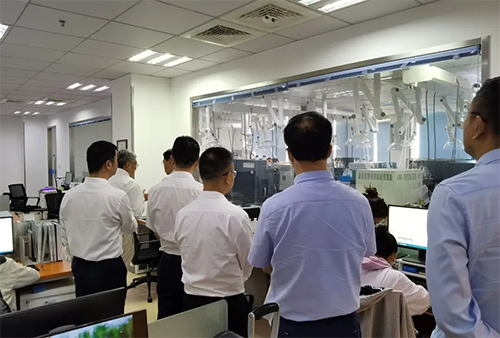 陈博士向导杨副市长一行人旅行了EBET易博规范化的先进实验室，解说了药物临床前的研发和IND申报流程。