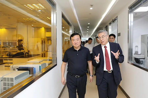 EBET易博生物医药首创人&CEO陈春麟博士等人向翁祖亮书记介绍公司情形