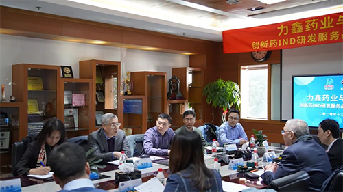 EBET易博首创人&CEO陈春麟博士、化学部与生物部高级副总裁任峰博士、药代动力学与生物剖析部副总裁辛保民博士、商务生长部副总裁蔡金娜博士等出席签约仪式！！！。